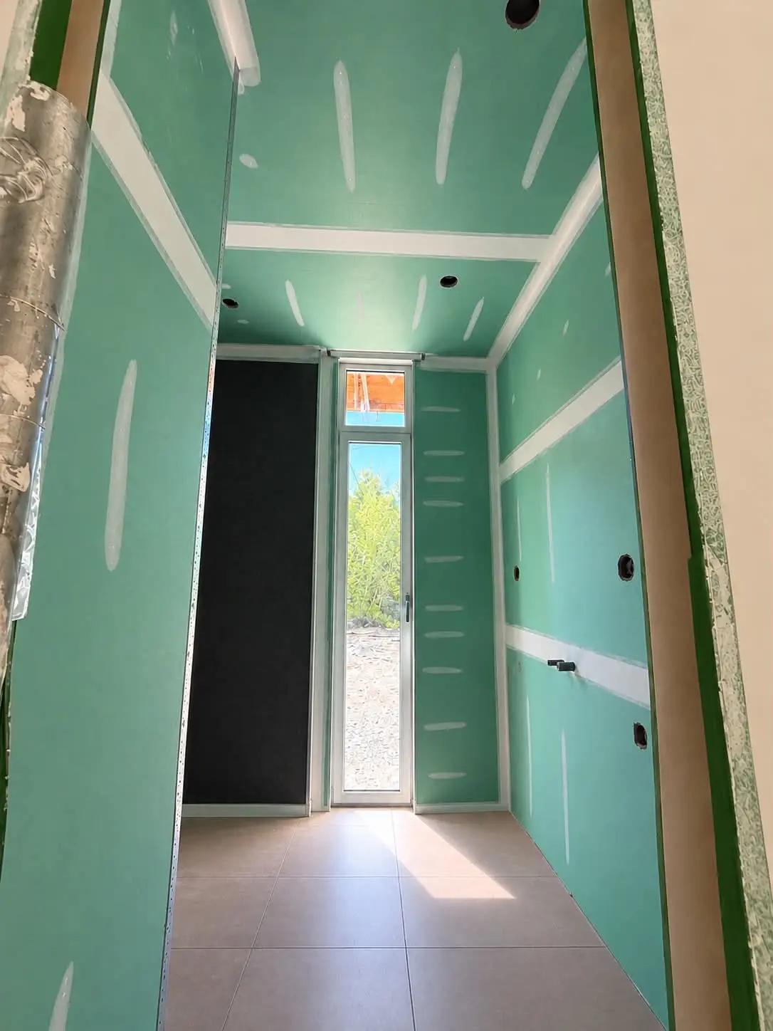 Corridor avant l'application du micro-ciment